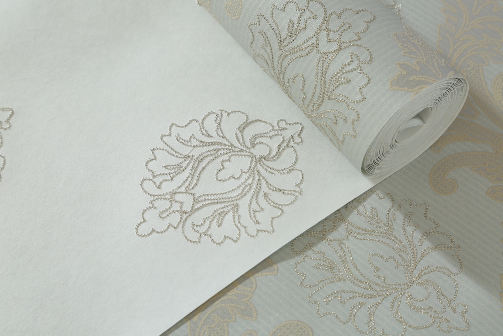 地暖用電和用燃?xì)饽膫€省錢_燃?xì)獾嘏碗姷嘏膫€好_電暖地暖和燃?xì)獾嘏?/></p>
<p>新房裝地暖好還是水暖好？</p>
<p>1、從安全性上分析</p>
<p>水地暖的安全風(fēng)險是漏水，由于水地暖的水管盤管是一整條的，不允許有任何的接口，在地暖盤管質(zhì)量可以的前提下，漏水風(fēng)險的地方就是盤管與分集水管、主水管與壁掛爐、主水管與分集水器的接口。</p>
<p>而電地暖沒有漏水的風(fēng)險，當(dāng)發(fā)熱電纜質(zhì)量過關(guān)的前提下，的安全隱患就是電磁場的輻射，這是由于電纜是呈回型盤在地面上，電纜越長則地磁場就會相互重疊，因此地磁場的輻射就會增大，此時過大的電磁場輻射就會對人體健康造成傷害。所以從安全性上分析，水地暖比較好。</p>
<p>2、從價格上分析</p>
<p>電地暖是利用電來做能源，就是把電源轉(zhuǎn)化為熱能；水地暖一般是和天然氣壁掛爐連接起來的，所以消耗的是燃?xì)狻霓D(zhuǎn)化能量上來說，燃?xì)獗入娔芏噢D(zhuǎn)化30％的熱能；此外，水的蓄熱性能比電纜的蓄熱性能要好，前者不需要連續(xù)不斷的供熱，則后者需要不斷的通電加熱。所以從價格上分析，用水地暖比較好。</p>
<p>3、從使用壽命上分析</p>
<p>水地暖在使用的過程中容易出現(xiàn)故障，所以使用壽命最長的不超過40年；而電地暖使用壽命要長的多，長達(dá)70年，程度上保障了消費(fèi)者的權(quán)益。所以從使用壽命上分析，電地暖比較好。</p>
<p><img src=